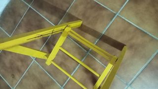 Galán de noche amarillo de madera