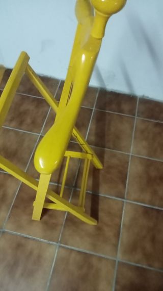 Galán de noche amarillo de madera