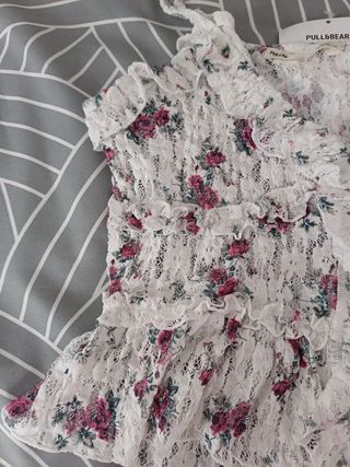 Top blanco Pull&Bear flores
