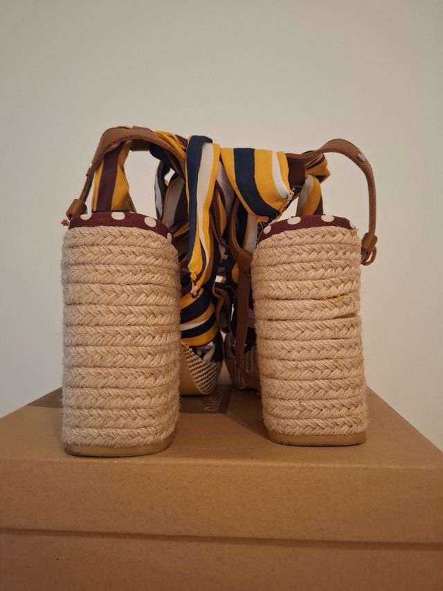 Sandalias Giossepo tacón multicolor.