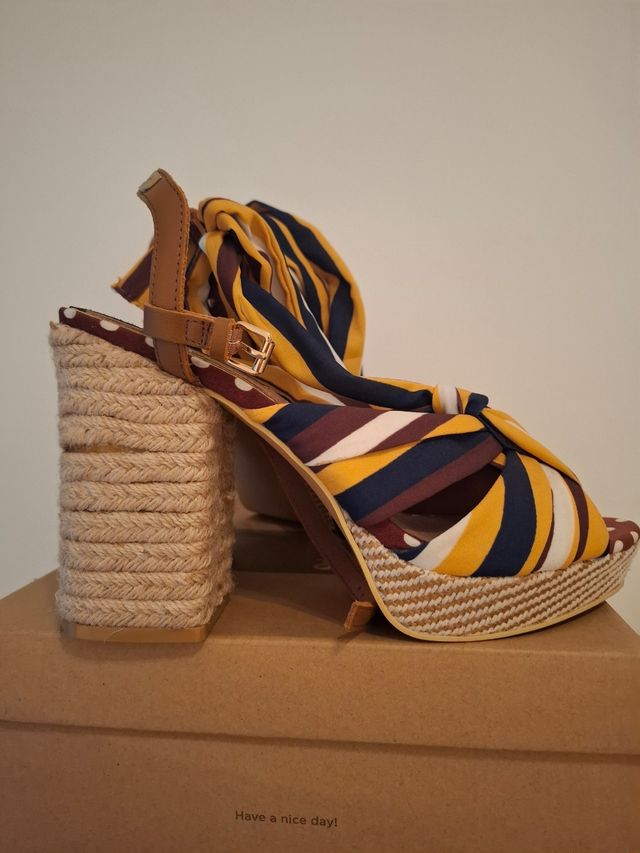 Sandalias Giossepo tacón multicolor.