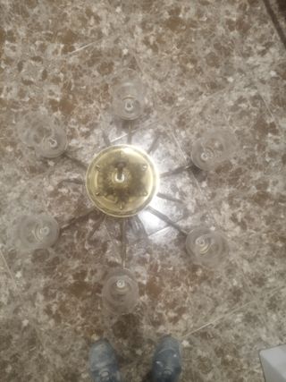 Elegante lámpara de araña  con cristales tallados.