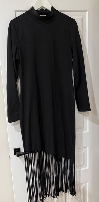 Vestido negro asimétrico con flecos