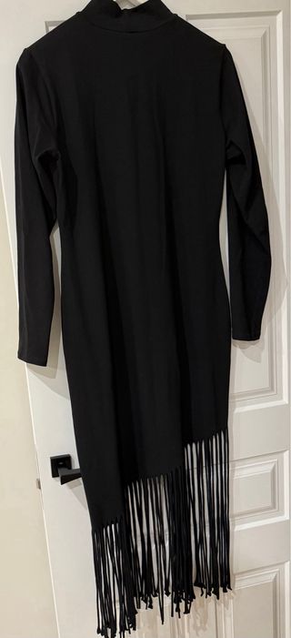 Vestido negro asimétrico con flecos