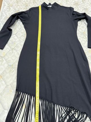 Vestido negro asimétrico con flecos