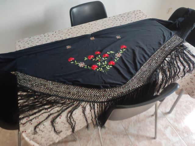 Mantilla flamenca negra bordada