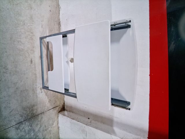 Mesa plegable blanca metalica