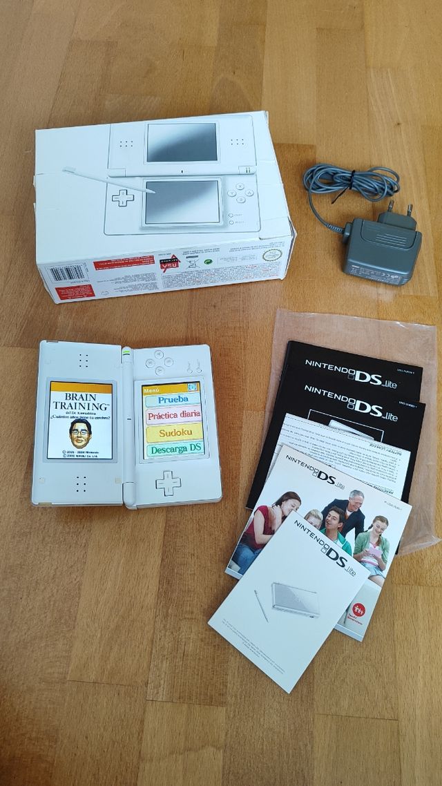 Nintendo DS Lite Blanca en caja + 4 juegos