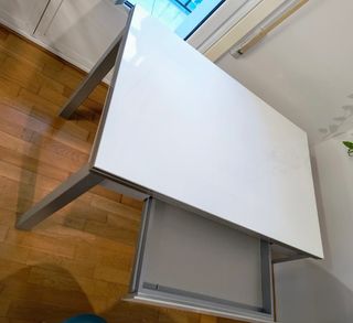 Mesa extensible de comedor blanca y gris