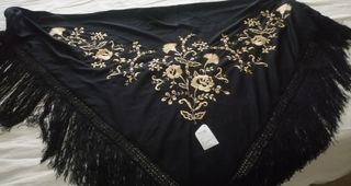 Manton bordado negro y dorado