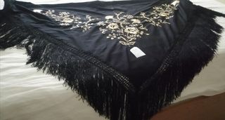 Manton bordado negro y dorado