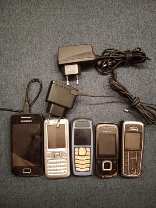 Móviles antiguos Nokia y Samsung