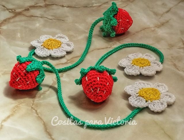 Crochet: marcapáginas de fresa... Consulta lote ❤️