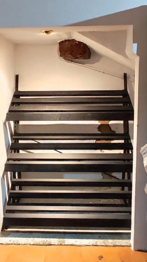 Estantería metálica negra exposición