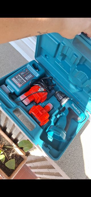 Taladro Makita DC1414F + 2 baterías