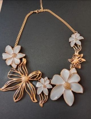 Collar flores blanco dorado