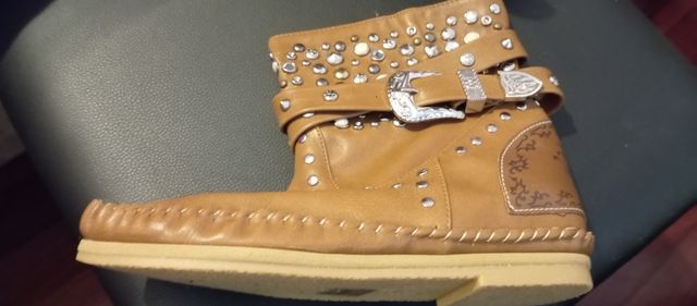 Botas indianini polipiel marrón con tachuelas