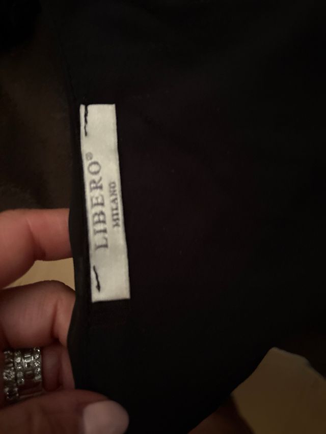 Vestito nero con balze