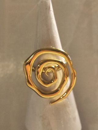 Anillo espiral dorado