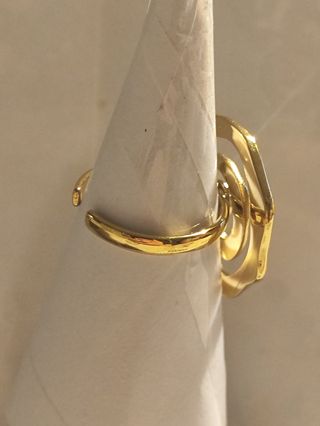 Anillo espiral dorado