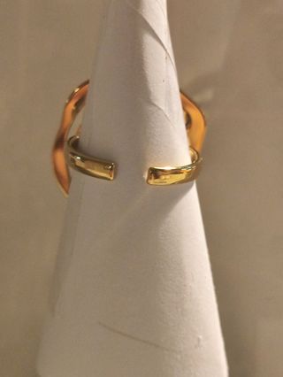 Anillo espiral dorado