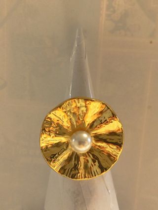 Anillo dorado con flor acero inoxidable con perla