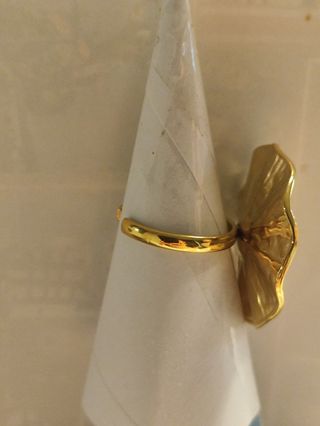 Anillo dorado con flor acero inoxidable con perla