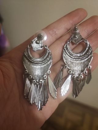 Pendientes largos plateados rojos y azules