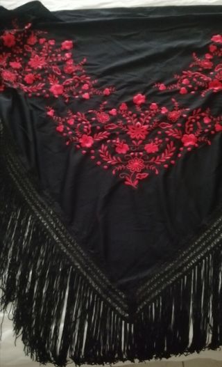 Manton negro bordado rojo. 
