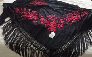 Manton negro bordado rojo. 