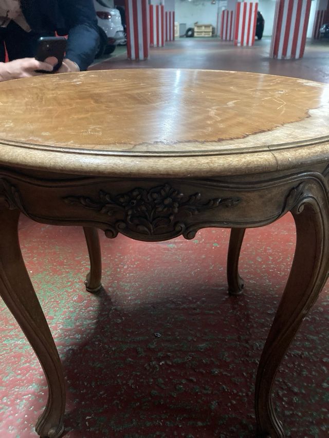 Mesa centro madera maciza estilo Luis XV.