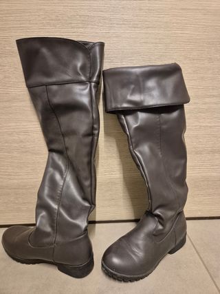 Stivali alti marroni sopra al ginocchio