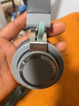 Auriculares grises y verdes