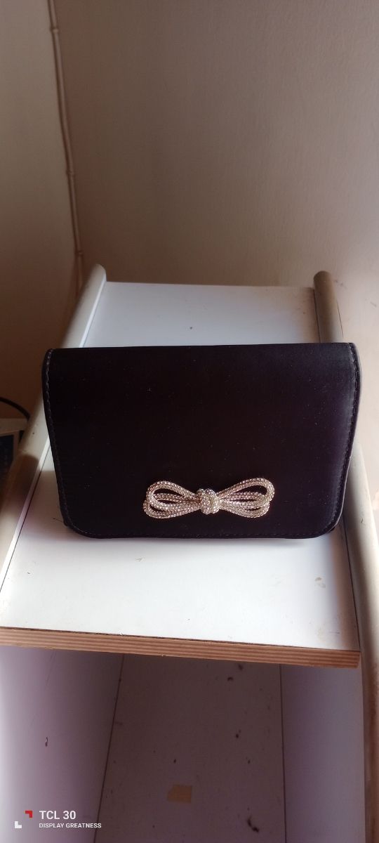 Borsa a mano nera con fiocco