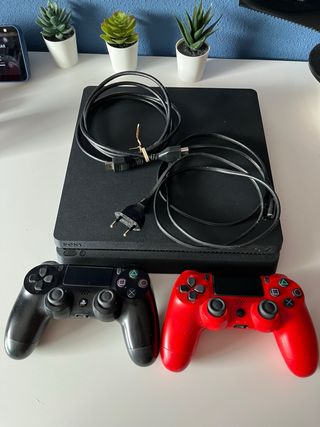 PS4 (PlayStation 4) + 2 mandos + 4 juegos