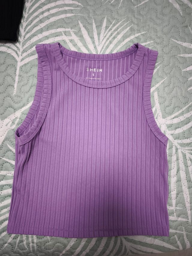 Tops de canalé: negro, morado, verde azulado