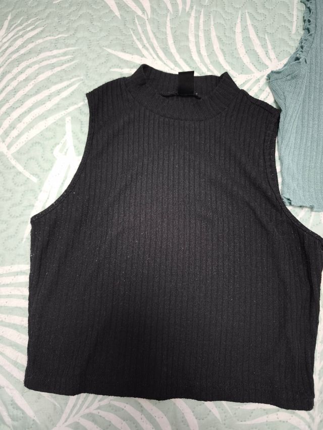 Tops de canalé: negro, morado, verde azulado