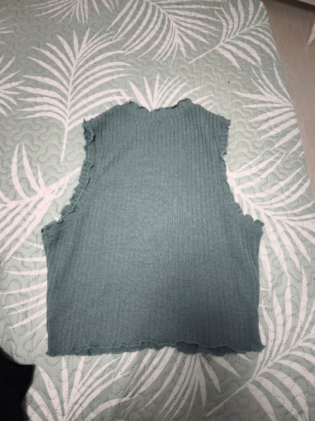 Tops de canalé: negro, morado, verde azulado