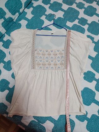 Blusa Cortefiel beige bordada