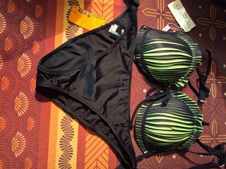 Bikini nero e verde | Costume da bagno