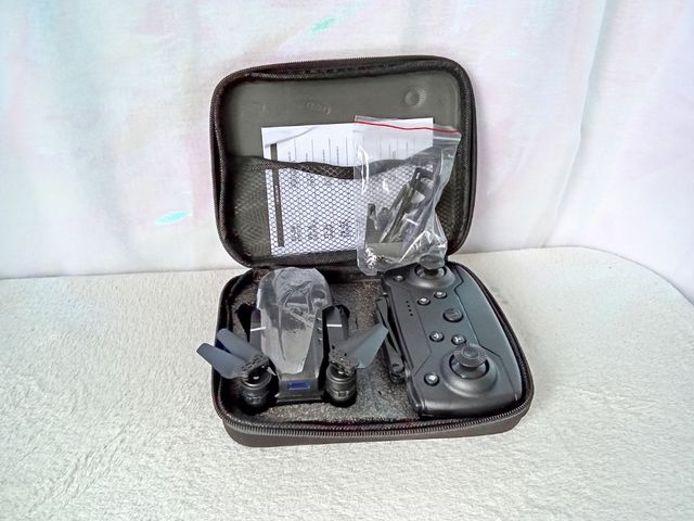 Dron nuevo con cámara de color negro