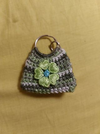 Llavero bolso crochet vale también para muñecas 5 