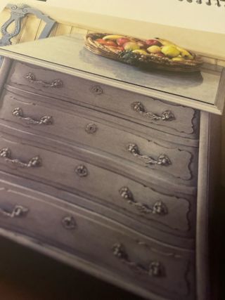 Cómoda antigua de madera gris