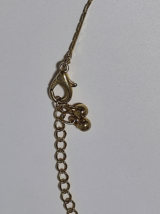 Gargantilla dorada con perlas de color bronce.