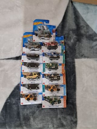 13 Hot Wheels 