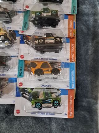 13 Hot Wheels 