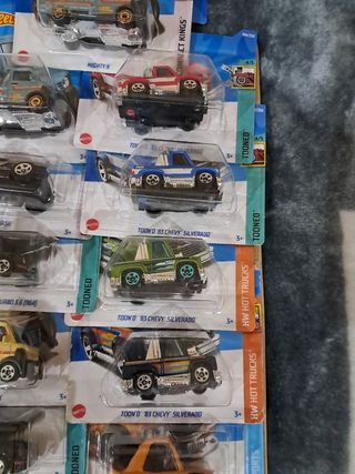 13 Hot Wheels 