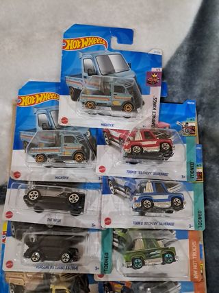 13 Hot Wheels 