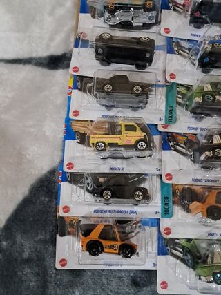 13 Hot Wheels 