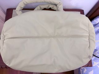 Bolso blanco grande acolchado